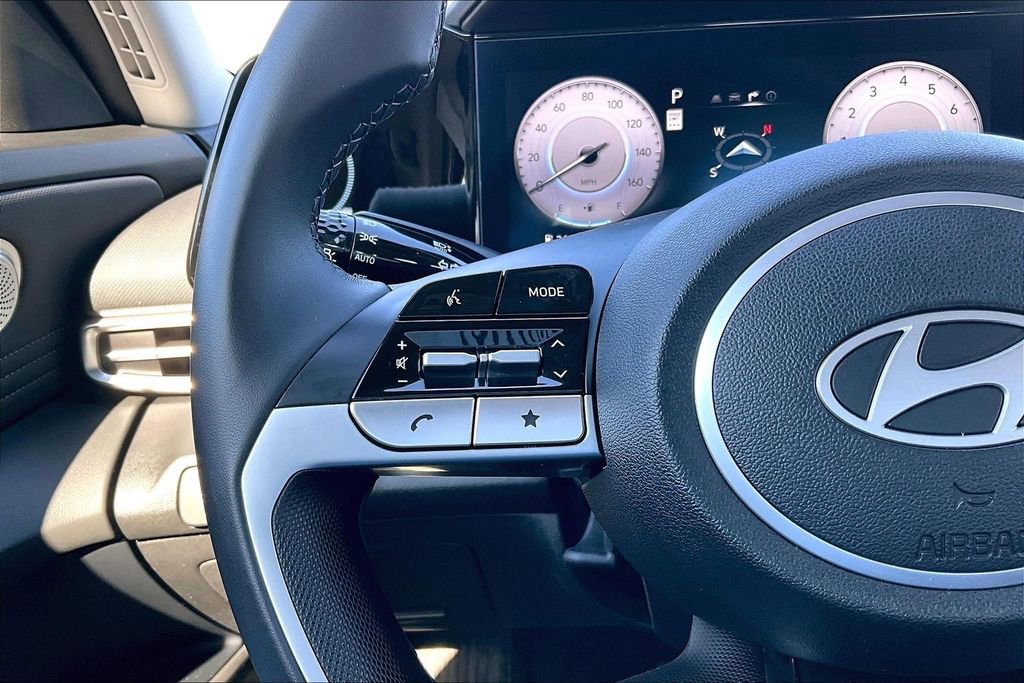 Used 2025 Hyundai Elantra SEL image 18