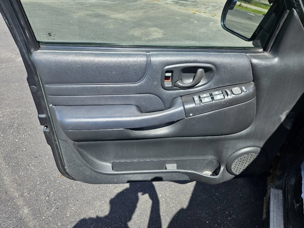 Used 2002 Chevrolet Blazer LS w/ Preferred Equipment Group AWD/4WD image 12