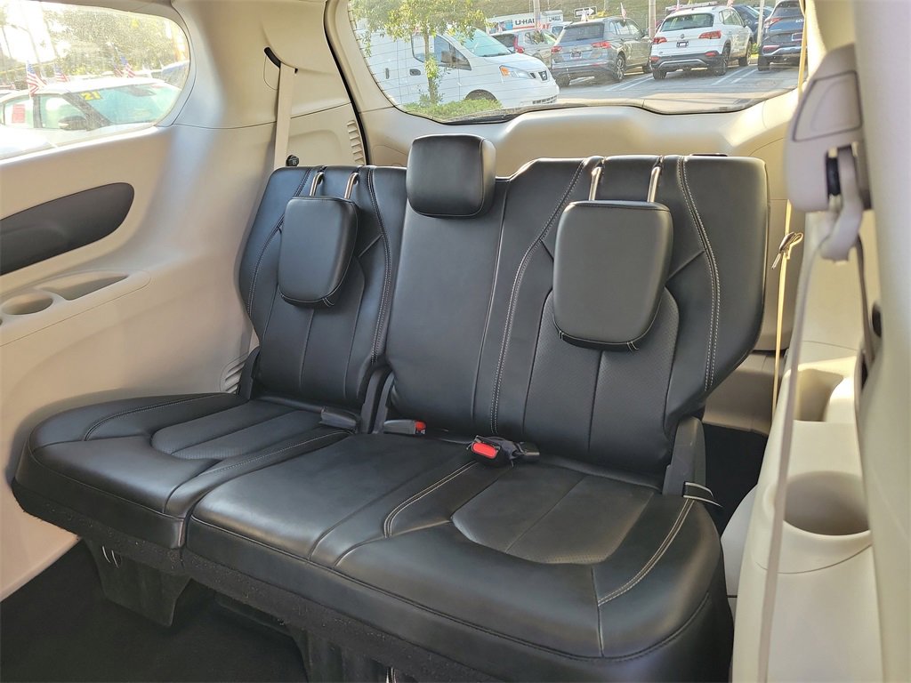 Used 2024 Chrysler Pacifica Touring-L image 9