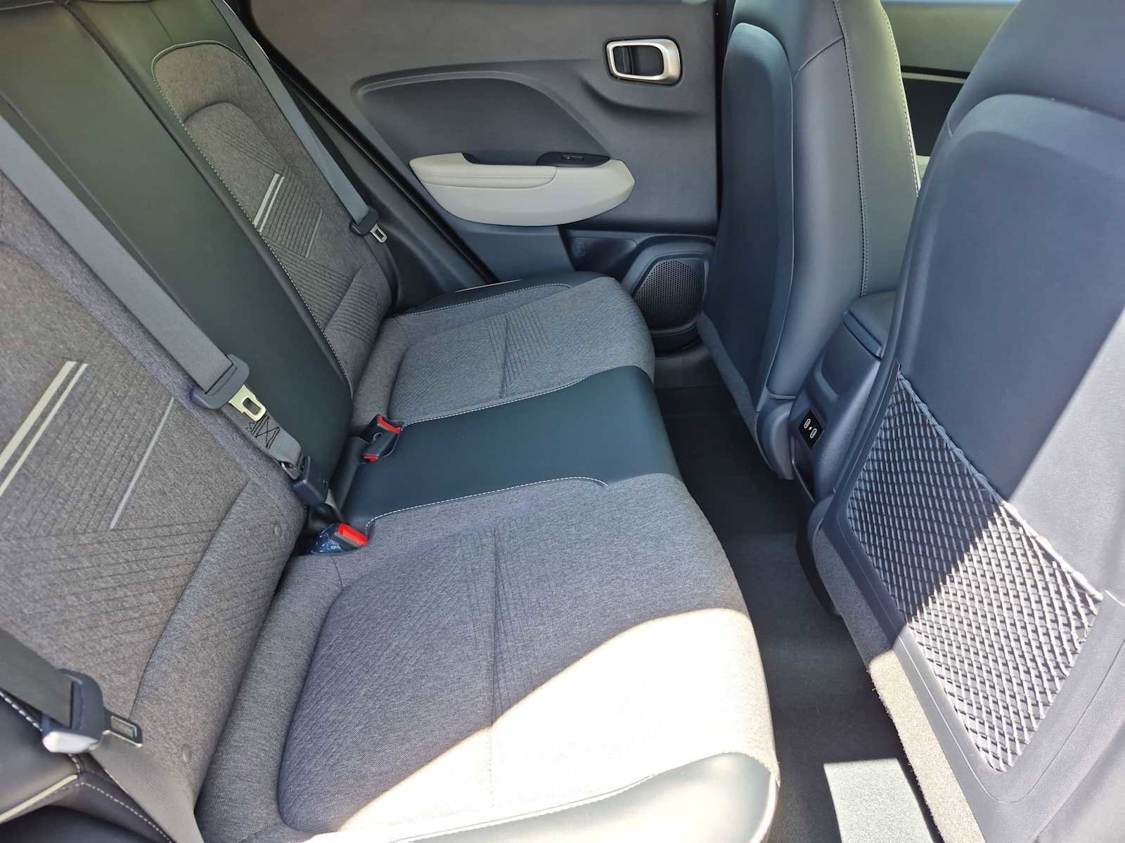 Used 2024 Hyundai Venue Limited FWD image 17