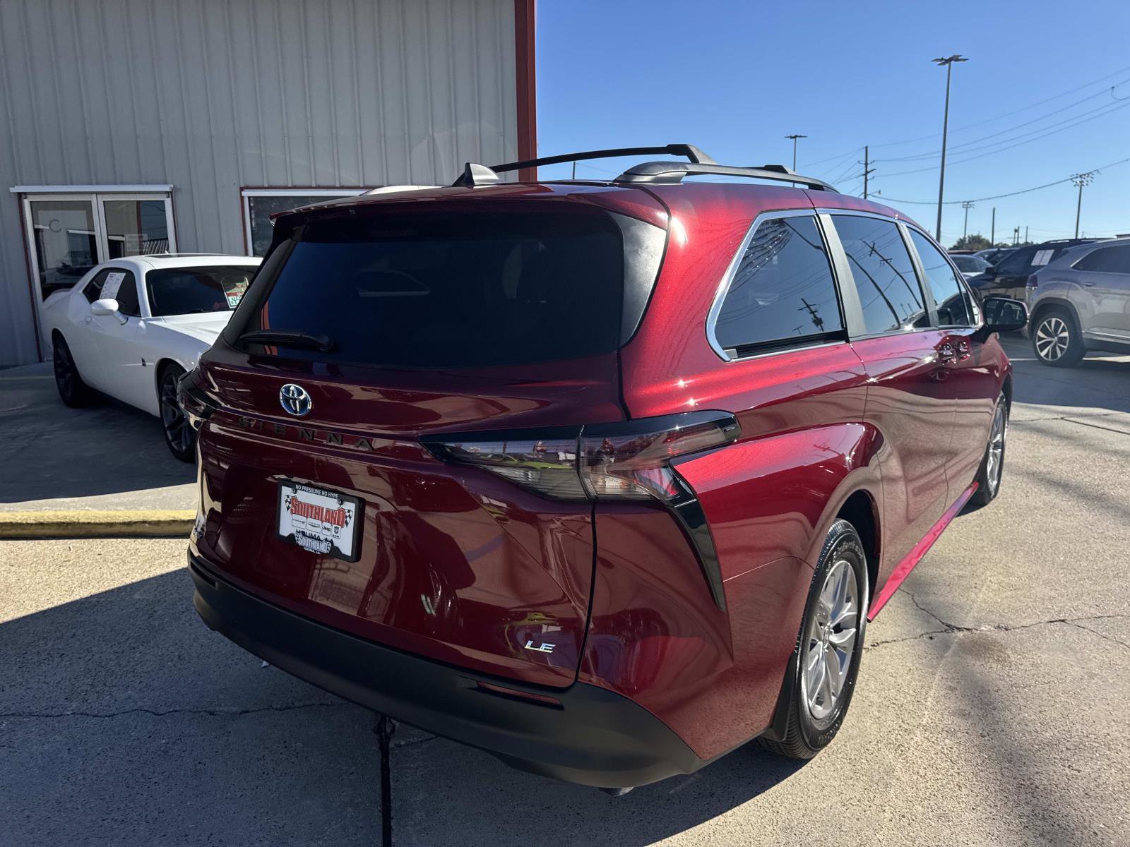 Used 2025 Toyota Sienna LE image 7