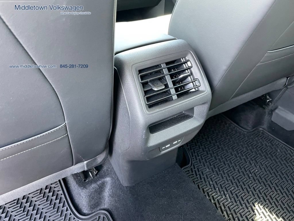 Used 2025 Volkswagen Tiguan SE AWD/4WD image 16