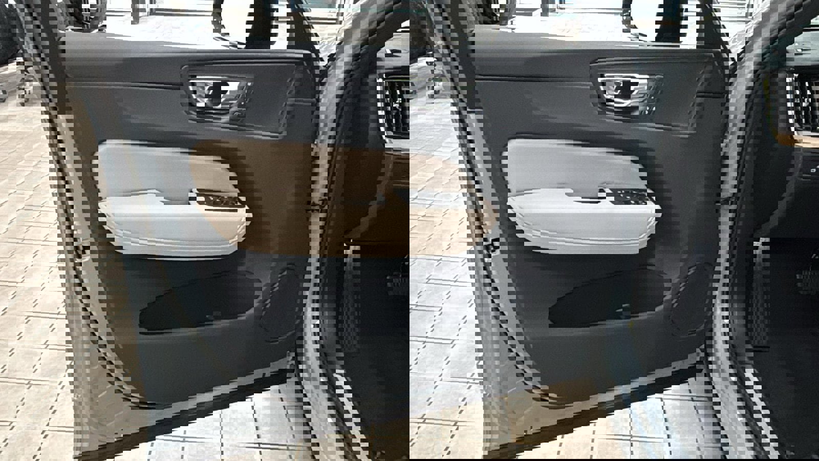 New 2026 Volvo XC60 T8 Plus w/ Protection Package Premier image 21