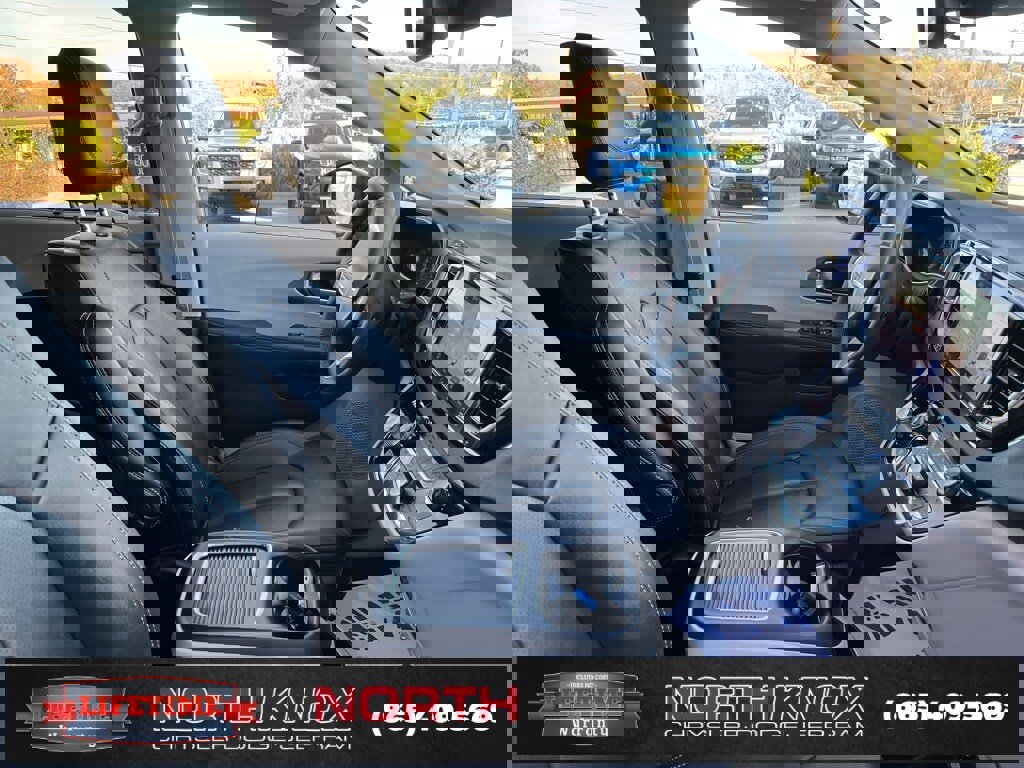 Used 2024 Chrysler Pacifica Touring-L image 28