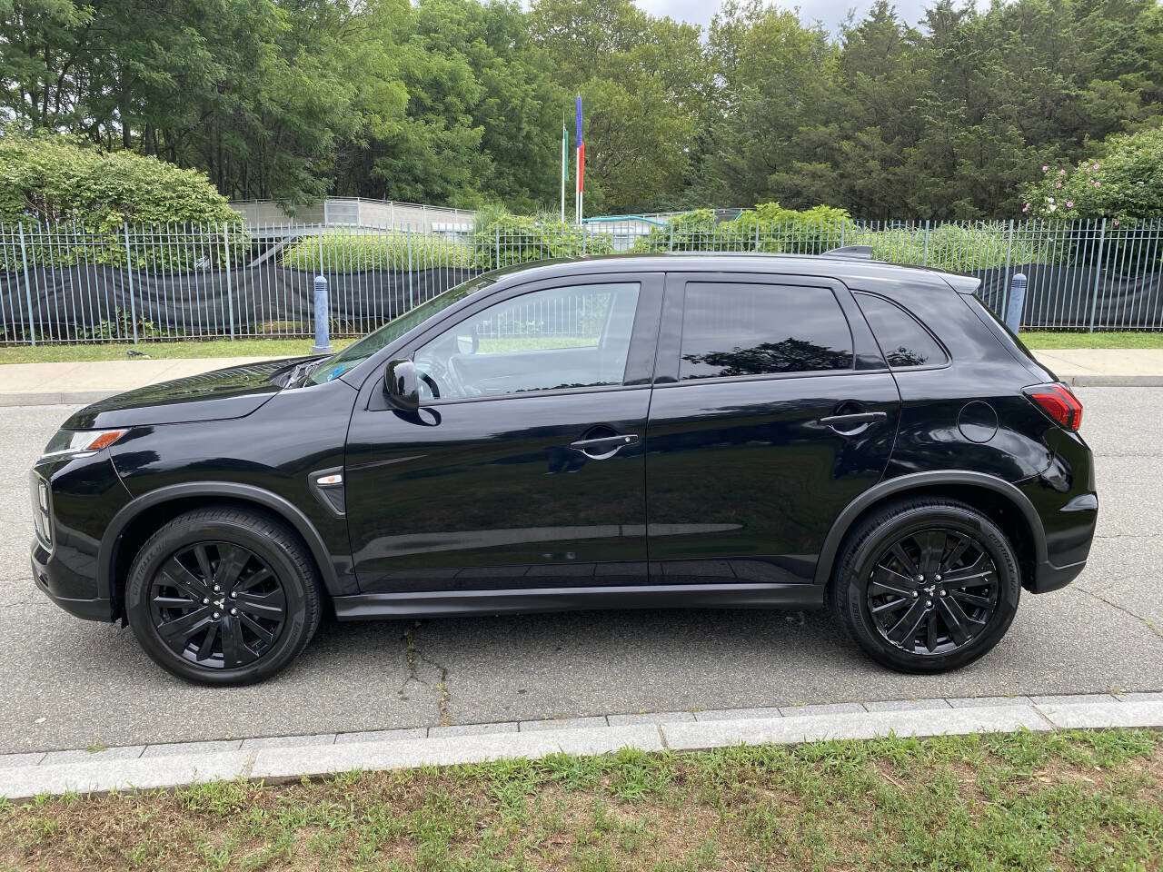 Used 2021 Mitsubishi Outlander Sport LE image 2