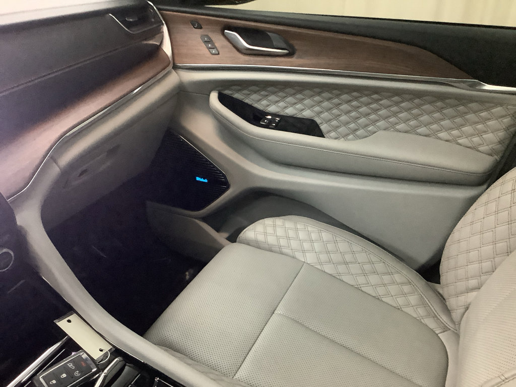 Used 2022 Jeep Grand Cherokee Summit w/ Advanced Protech Group IV AWD/4WD image 24