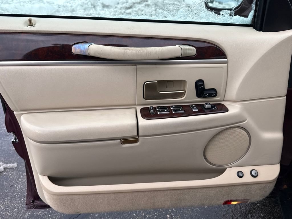 Used 2006 Lincoln Town Car Signature image 15