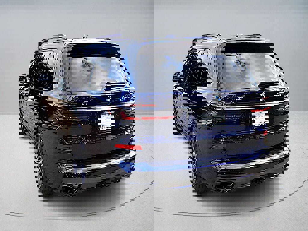 Used 2025 BMW X7 M60i image 4