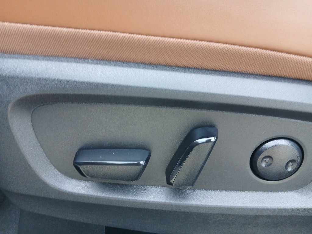 Used 2025 Nissan Pathfinder Platinum FWD image 11