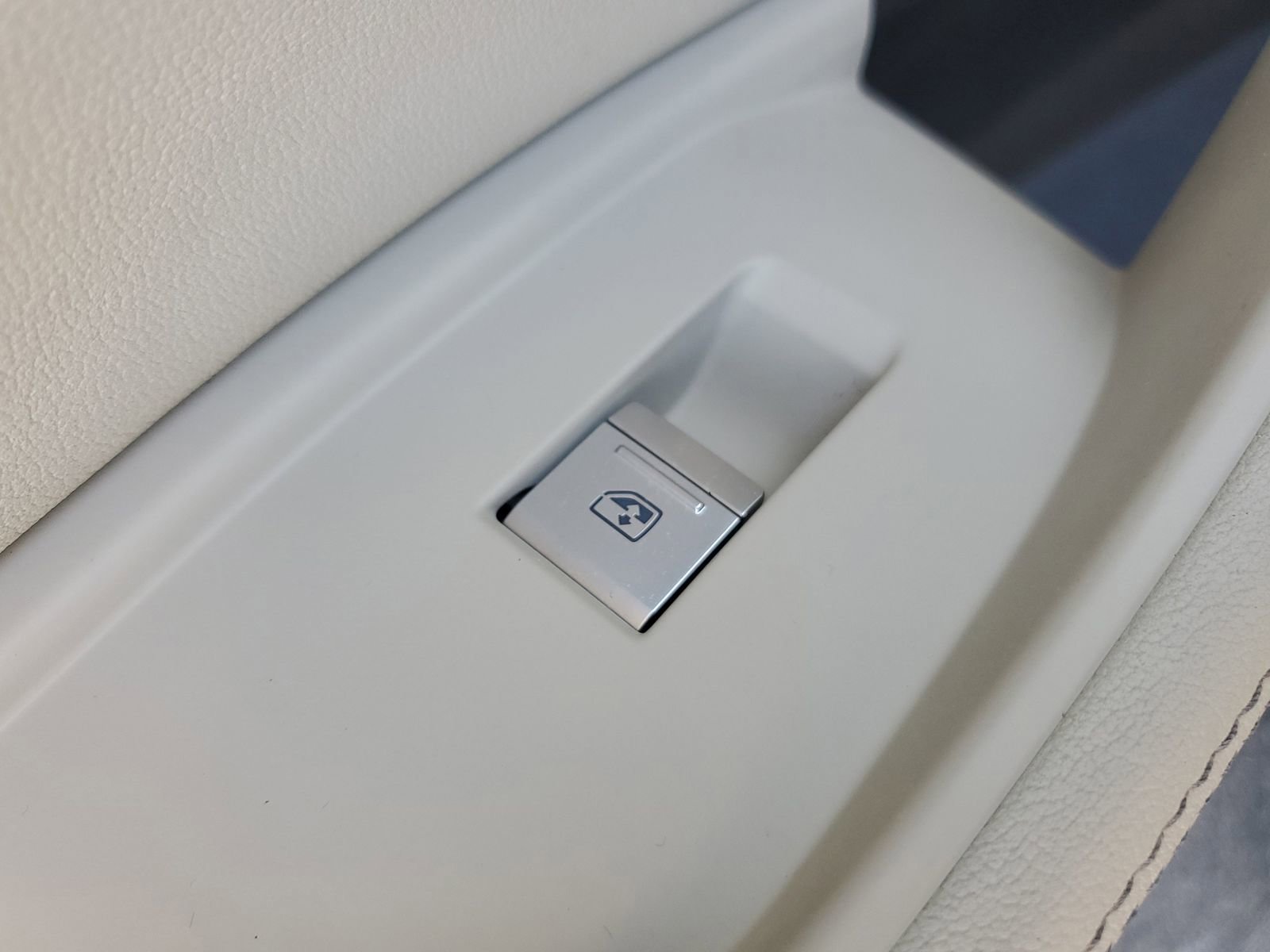 Used 2024 Audi Q8 e-tron Premium Plus w/ Premium Plus Package image 17