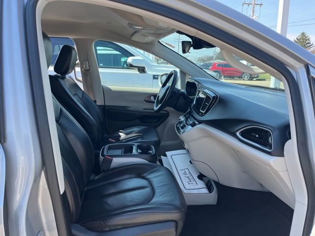 Used 2018 Chrysler Pacifica Touring-L w/ Advanced Safetytec Group image 17
