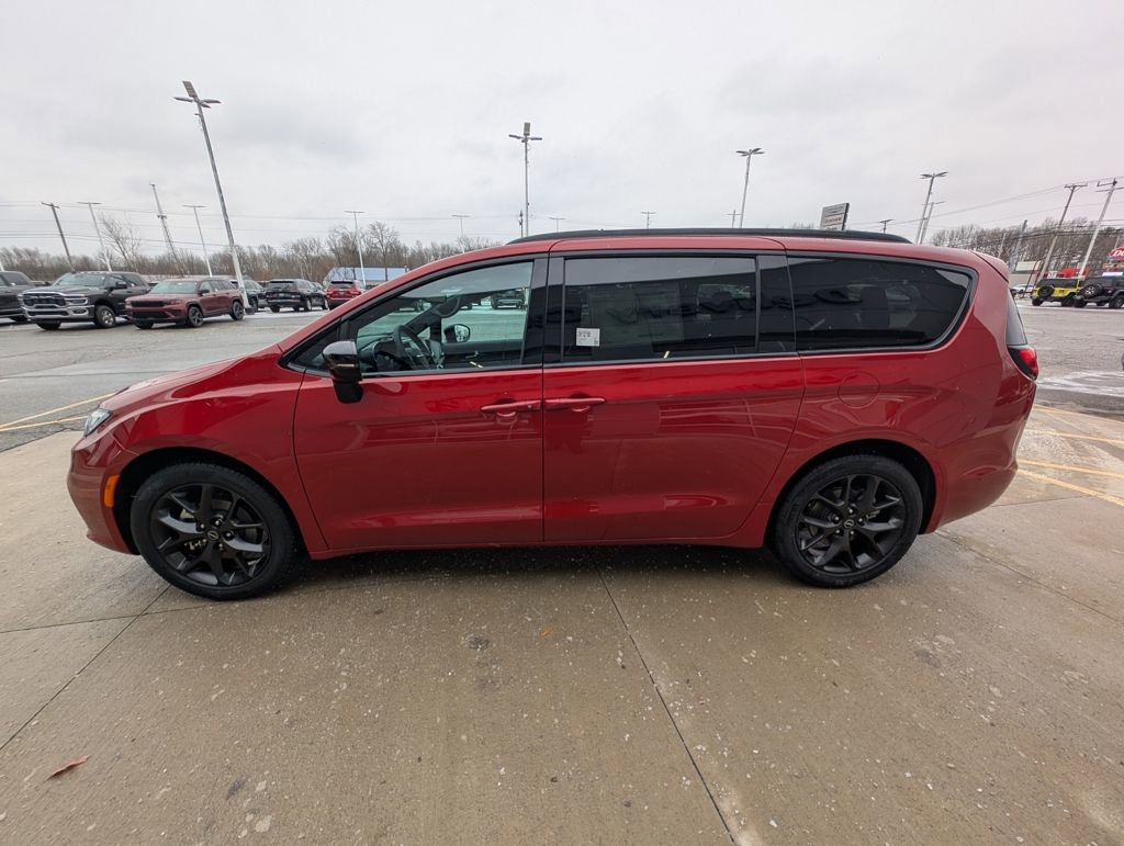 New 2026 Chrysler Pacifica Select w/ S Appearance Package image 8