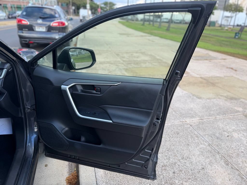 Used 2021 Toyota RAV4 LE AWD/4WD image 9