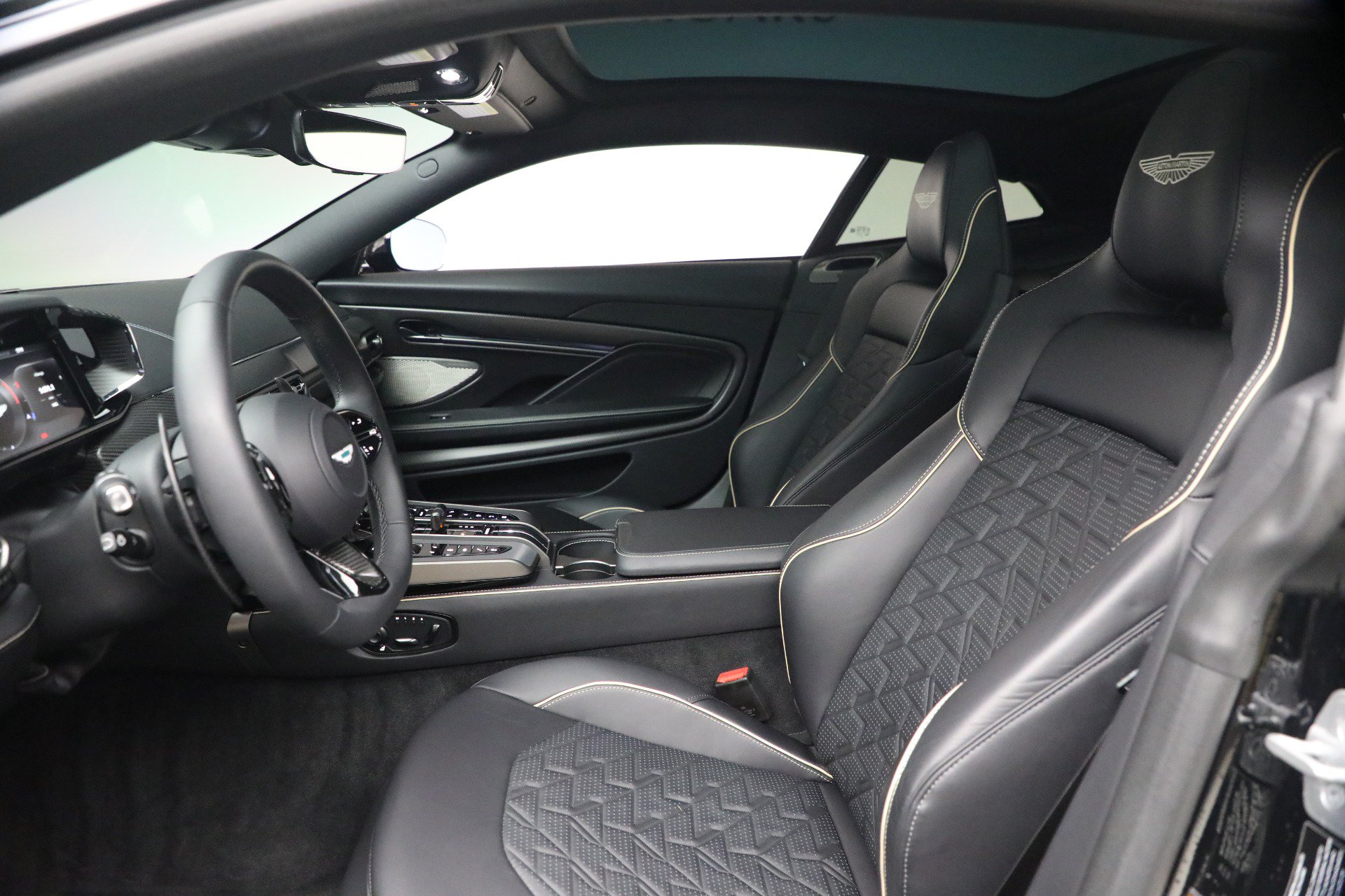 Used 2025 Aston Martin Vanquish RWD image 14