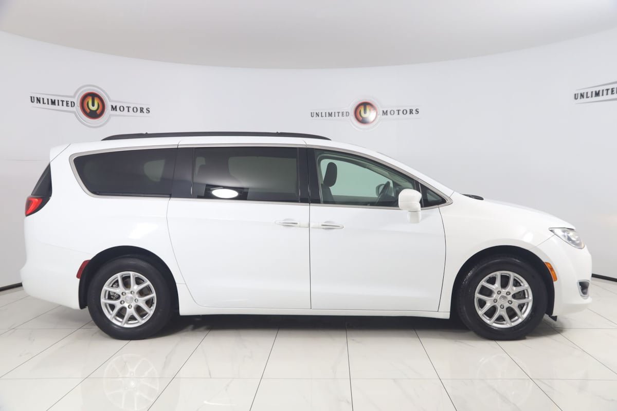 Used 2020 Chrysler Pacifica Touring FWD image 2