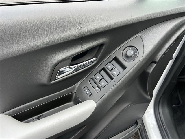 Used 2022 Chevrolet Trax LT w/ LT Convenience Package image 21
