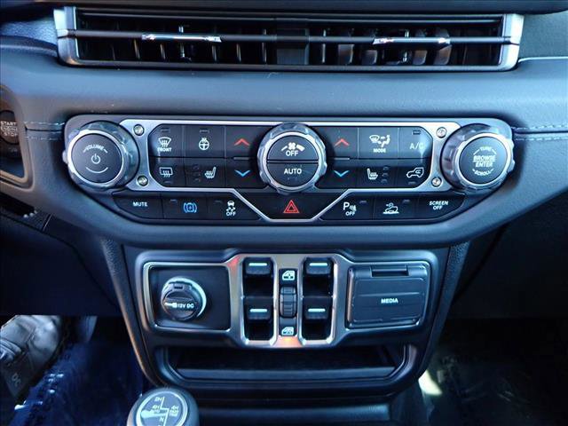 Used 2025 Jeep Wrangler Sahara image 19