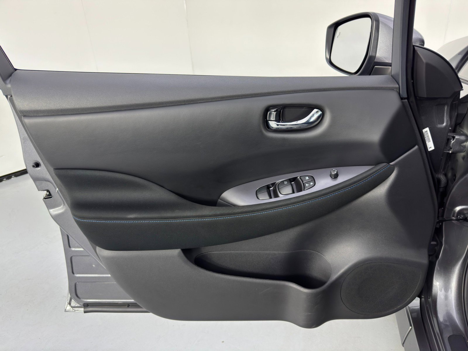 Used 2025 Nissan Leaf S image 33