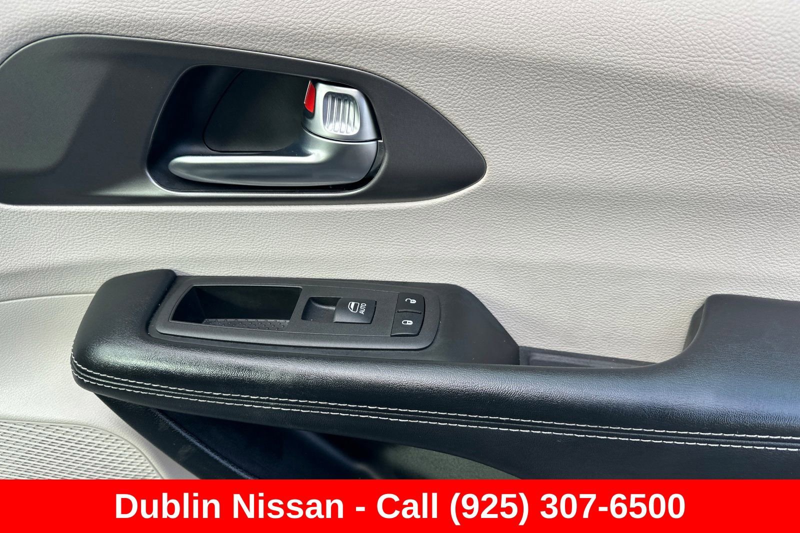 Used 2022 Chrysler Pacifica Touring-L FWD image 23