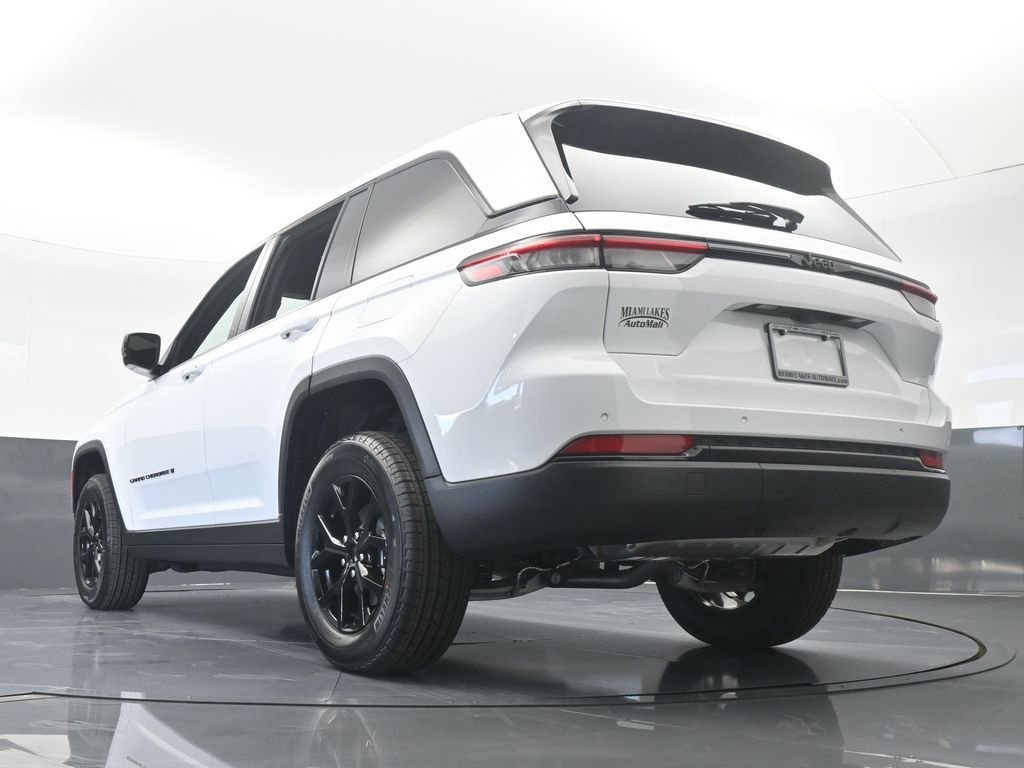 Used 2025 Jeep Grand Cherokee Altitude RWD image 50