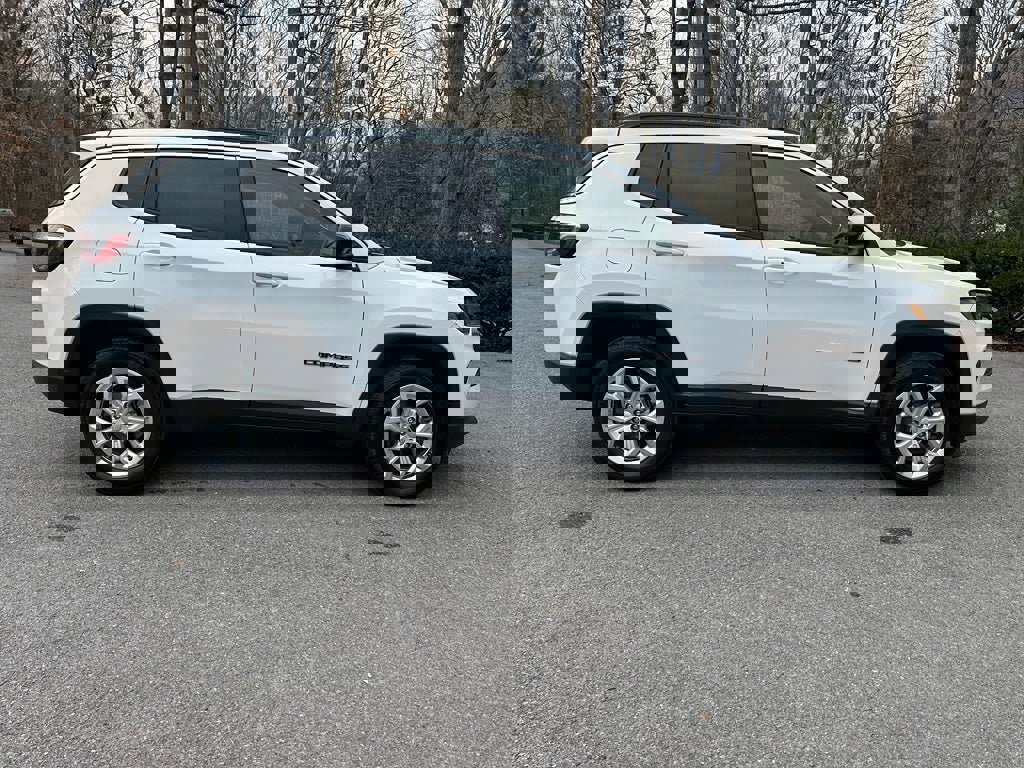 Used 2024 Jeep Compass Latitude image 2