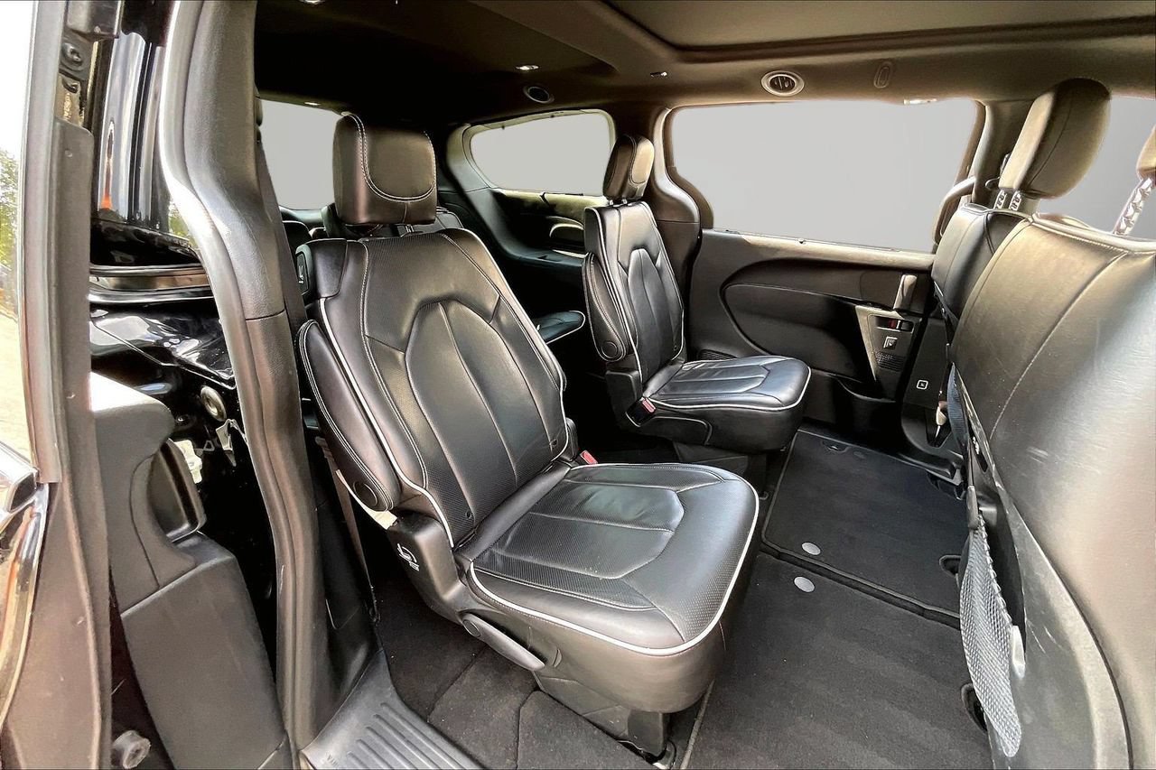 Used 2025 Chrysler Pacifica Limited FWD image 25