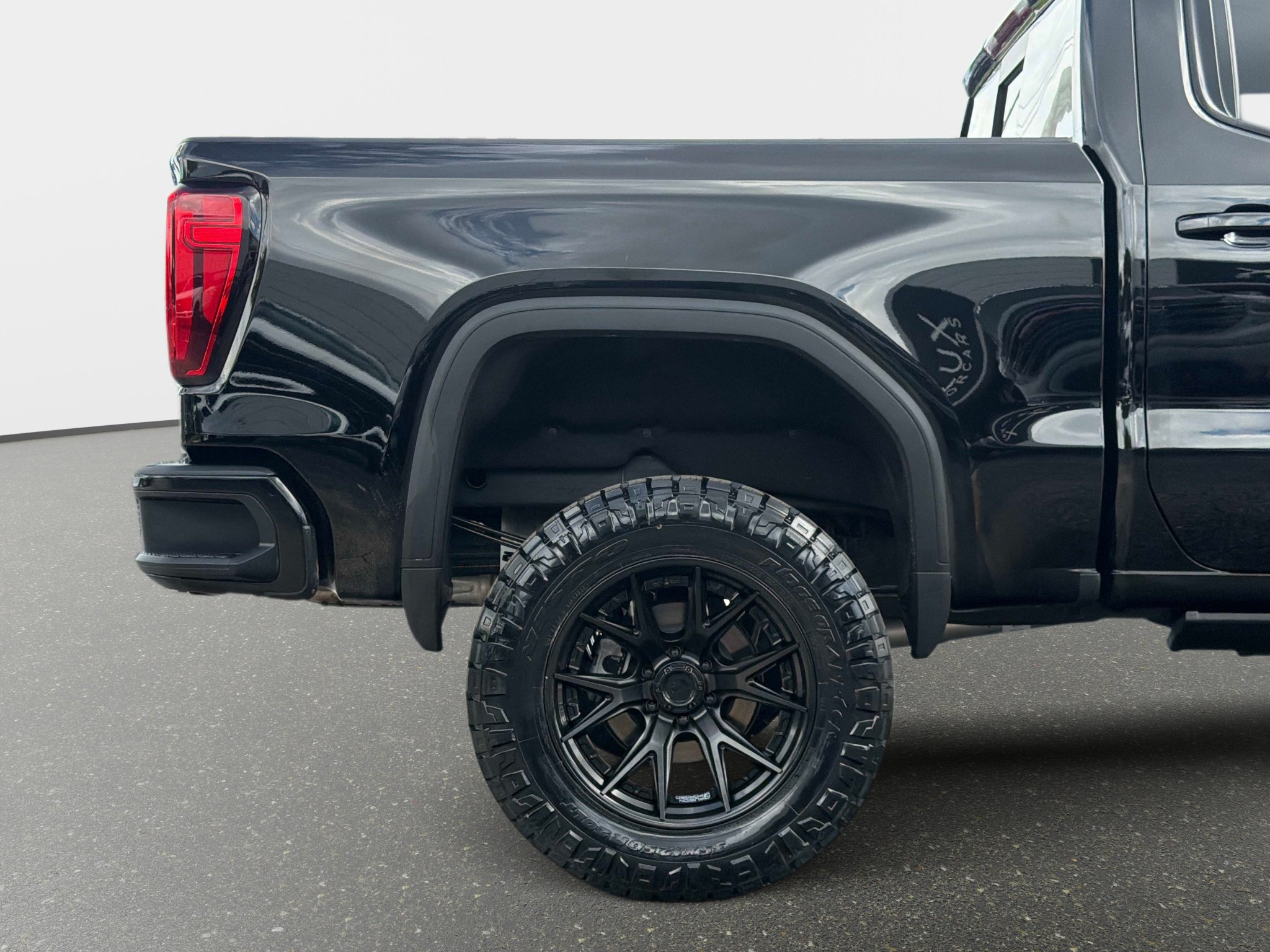 Used 2025 GMC Sierra 1500 AT4 w/ AT4 Premium Package AWD/4WD image 2