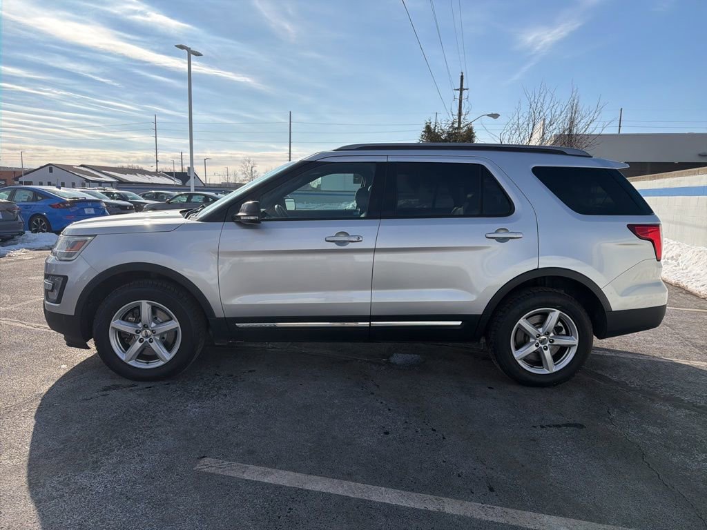 Used 2017 Ford Explorer XLT w/ Equipment Group 202A image 2