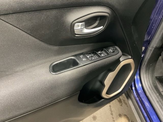 Used 2017 Jeep Renegade Latitude w/ Popular Equipment Group image 17