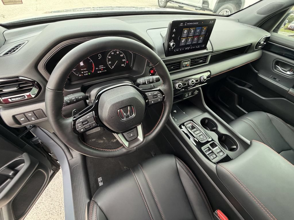 Used 2025 Honda Pilot TrailSport image 17