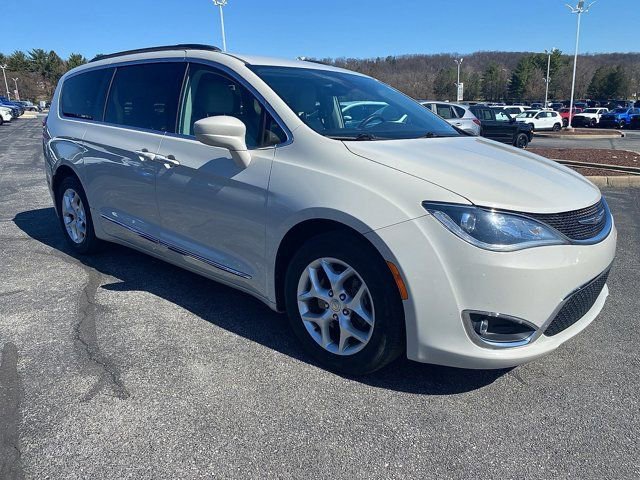 Used 2017 Chrysler Pacifica Touring-L w/ Tire & Wheel Group image 9