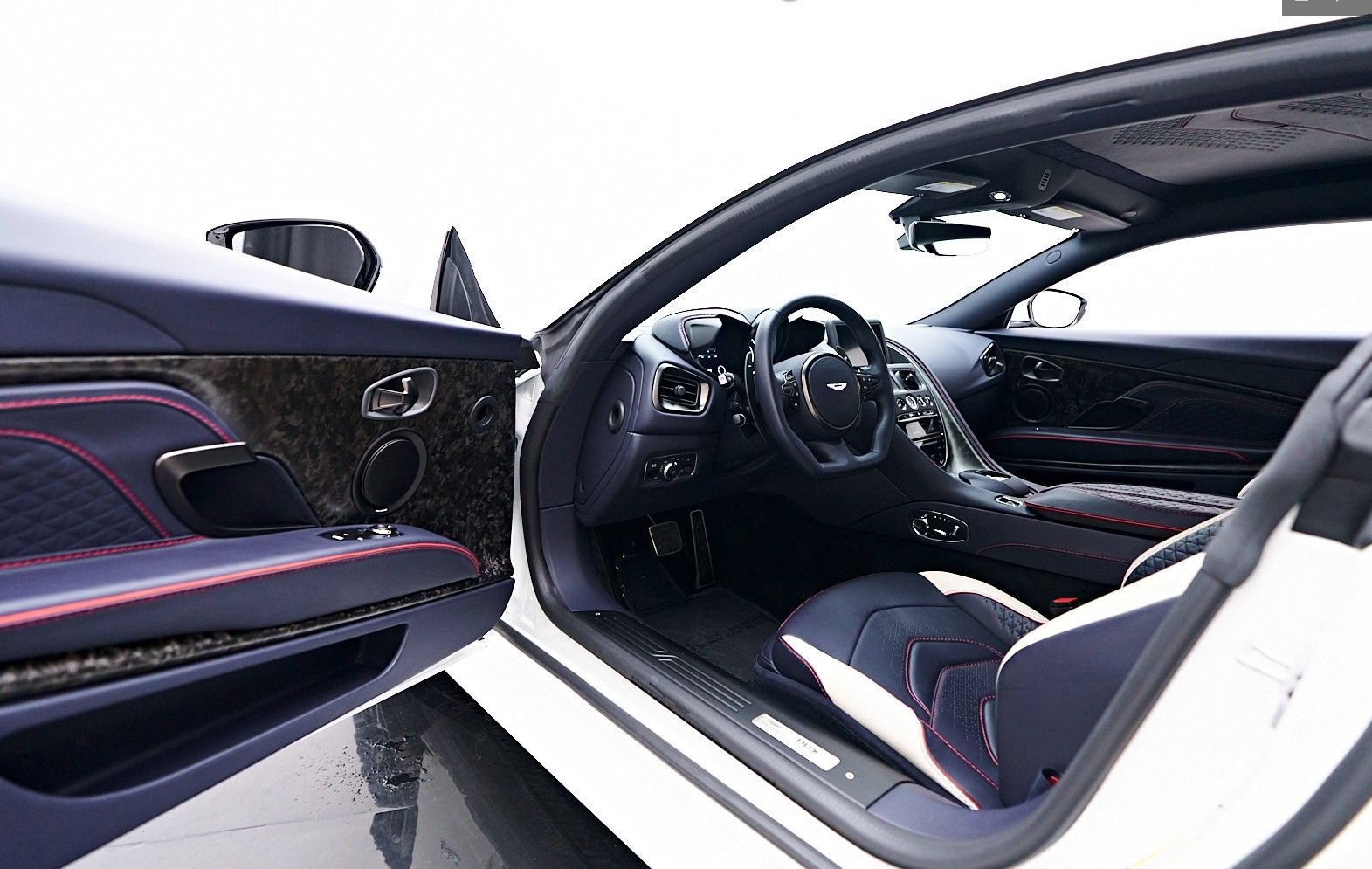 Used 2023 Aston Martin DBS Coupe RWD image 9