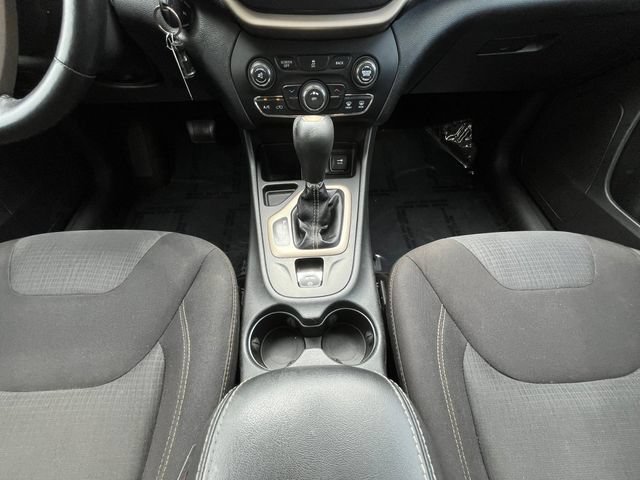Used 2016 Jeep Cherokee Latitude FWD image 3