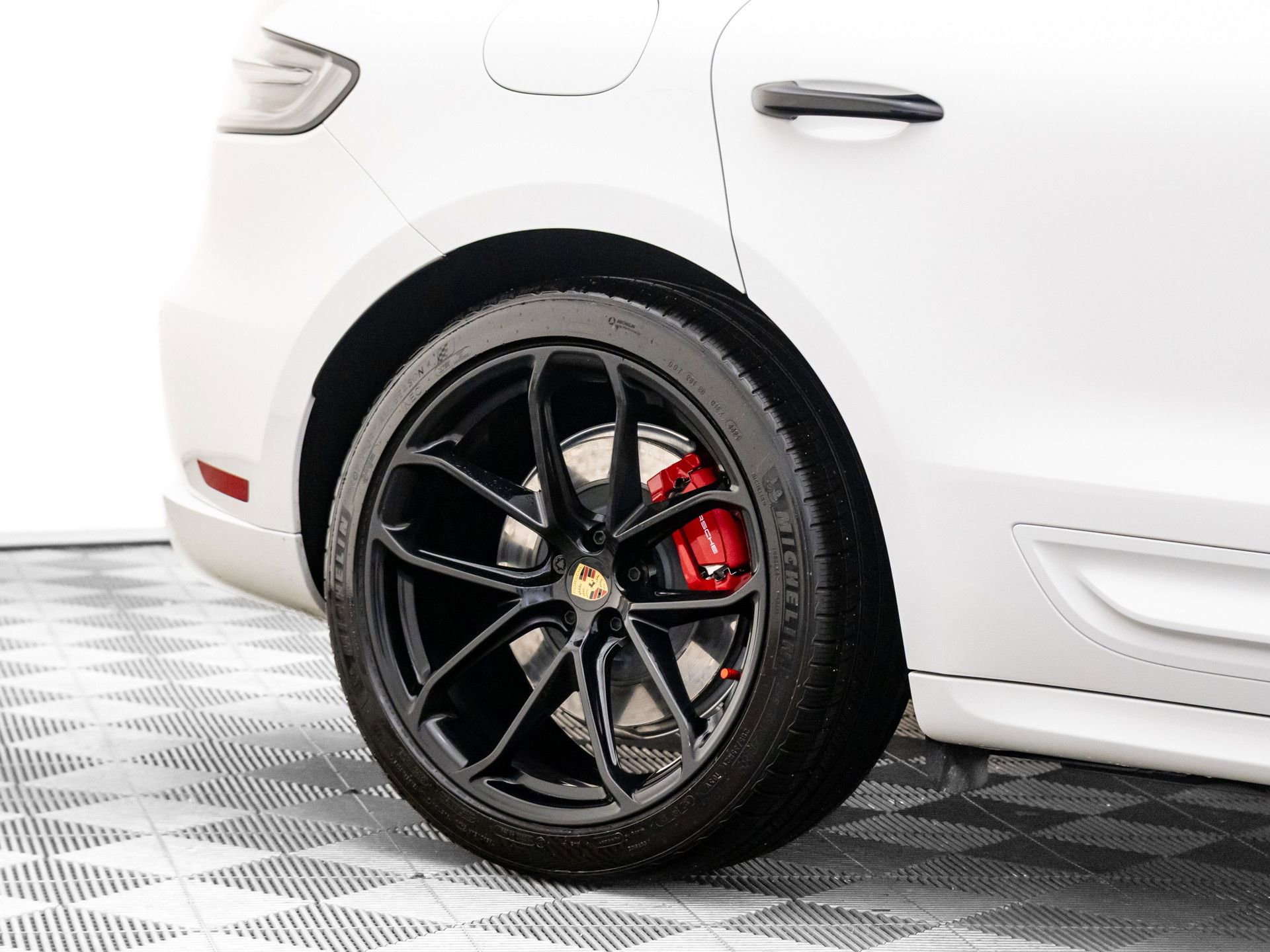 Certified 2024 Porsche Macan GTS image 34