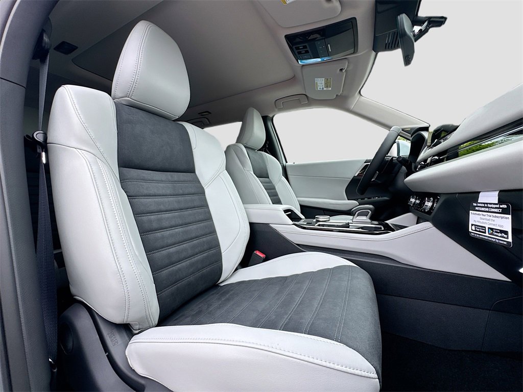 New 2025 Mitsubishi Outlander SE image 31