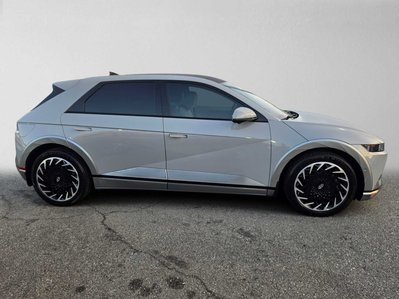 Used 2023 Hyundai Ioniq 5 Limited AWD/4WD image 2