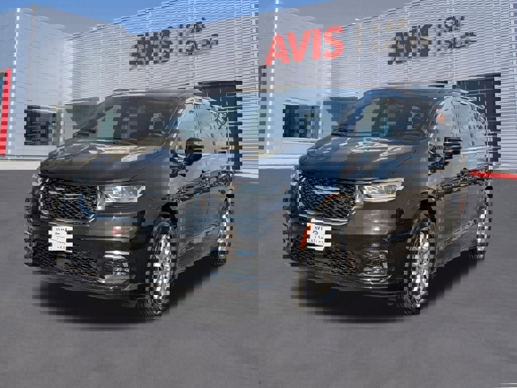 Used 2025 Chrysler Pacifica Select image 1