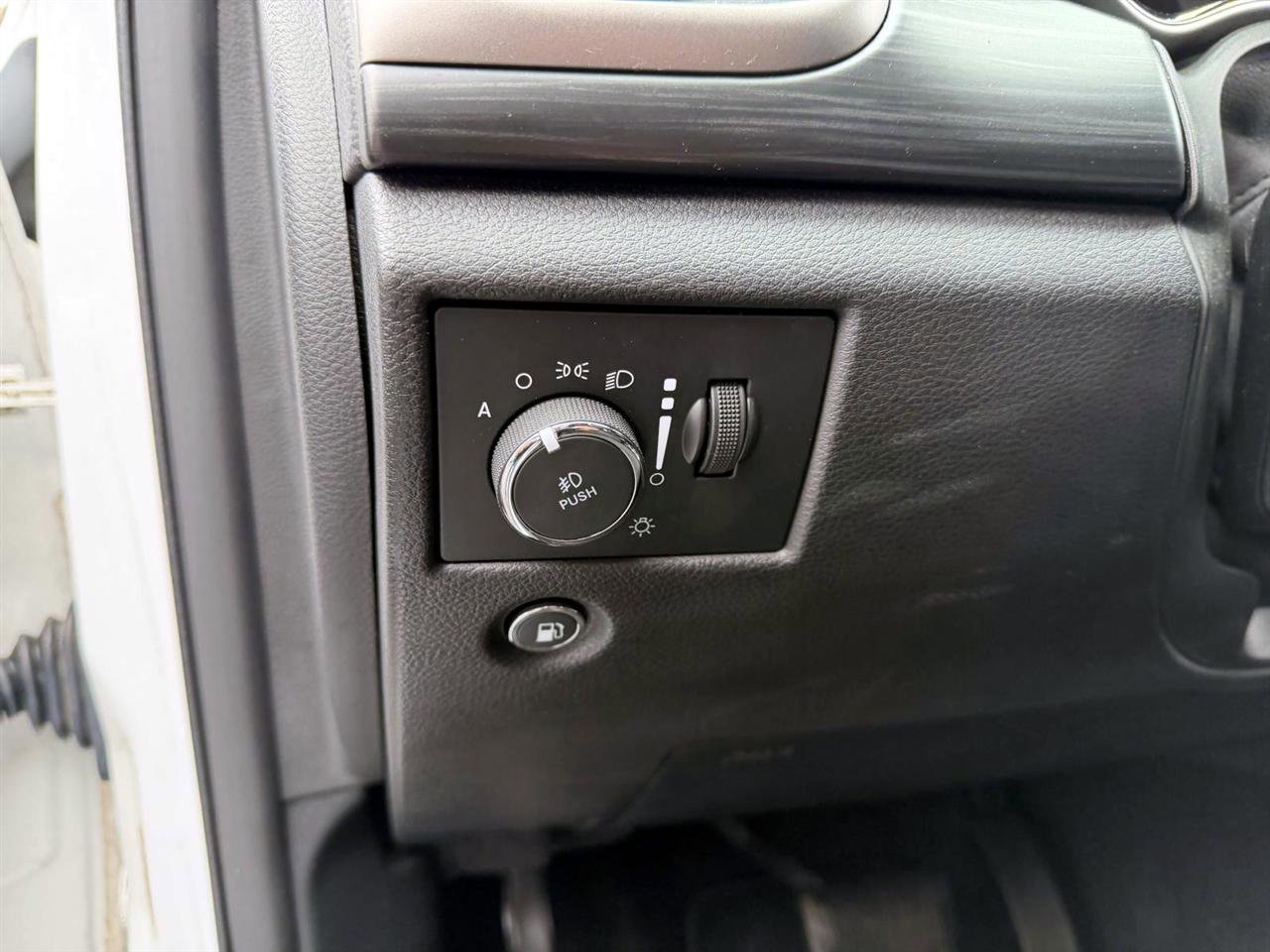 Used 2019 Jeep Grand Cherokee Laredo image 16