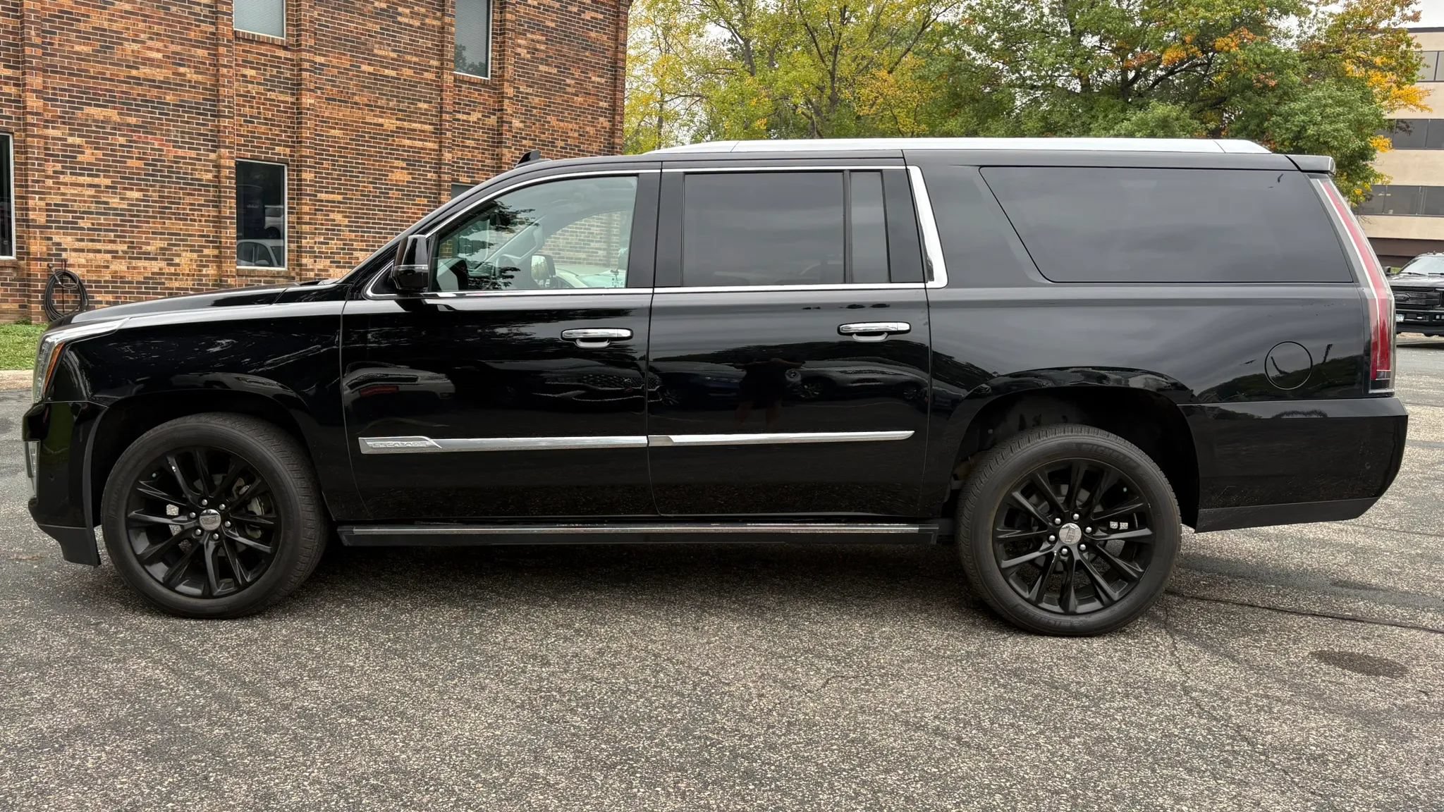Used 2017 Cadillac Escalade ESV Premium Luxury AWD/4WD image 5