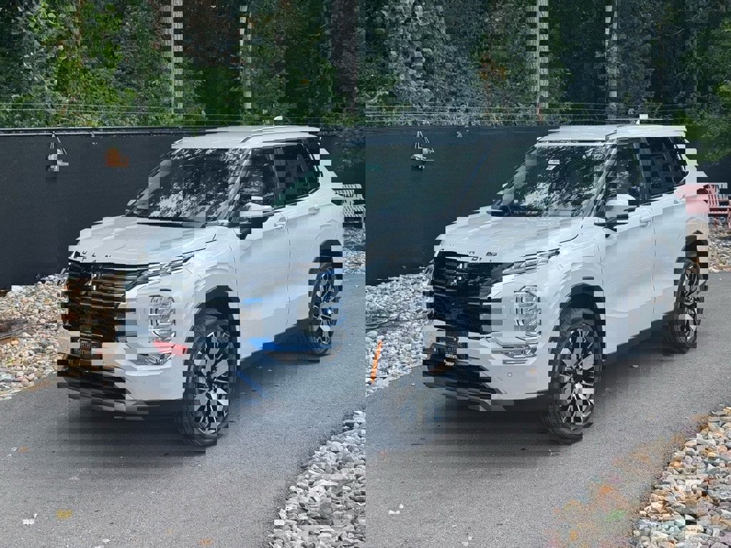 New 2025 Mitsubishi Outlander SE