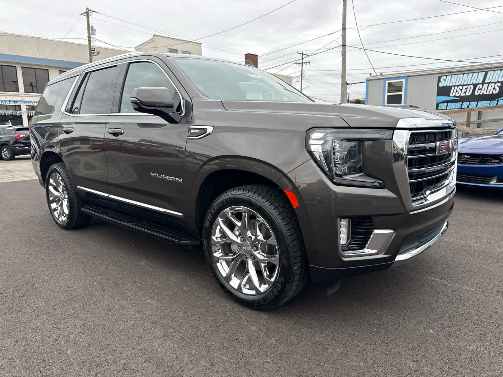 Used 2021 GMC Yukon SLT w/ SLT Premium Package AWD/4WD image 3