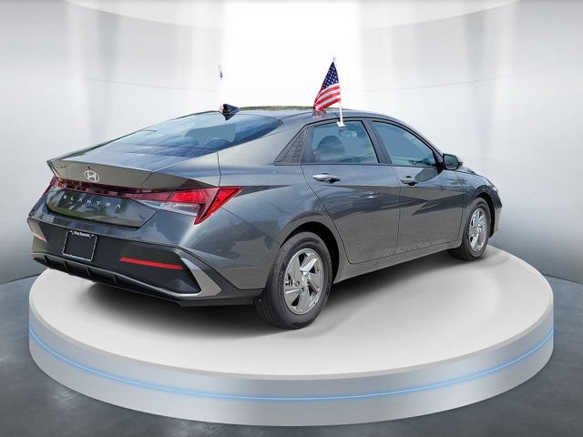 Certified 2026 Hyundai Elantra SE w/ Cargo Package FWD image 4