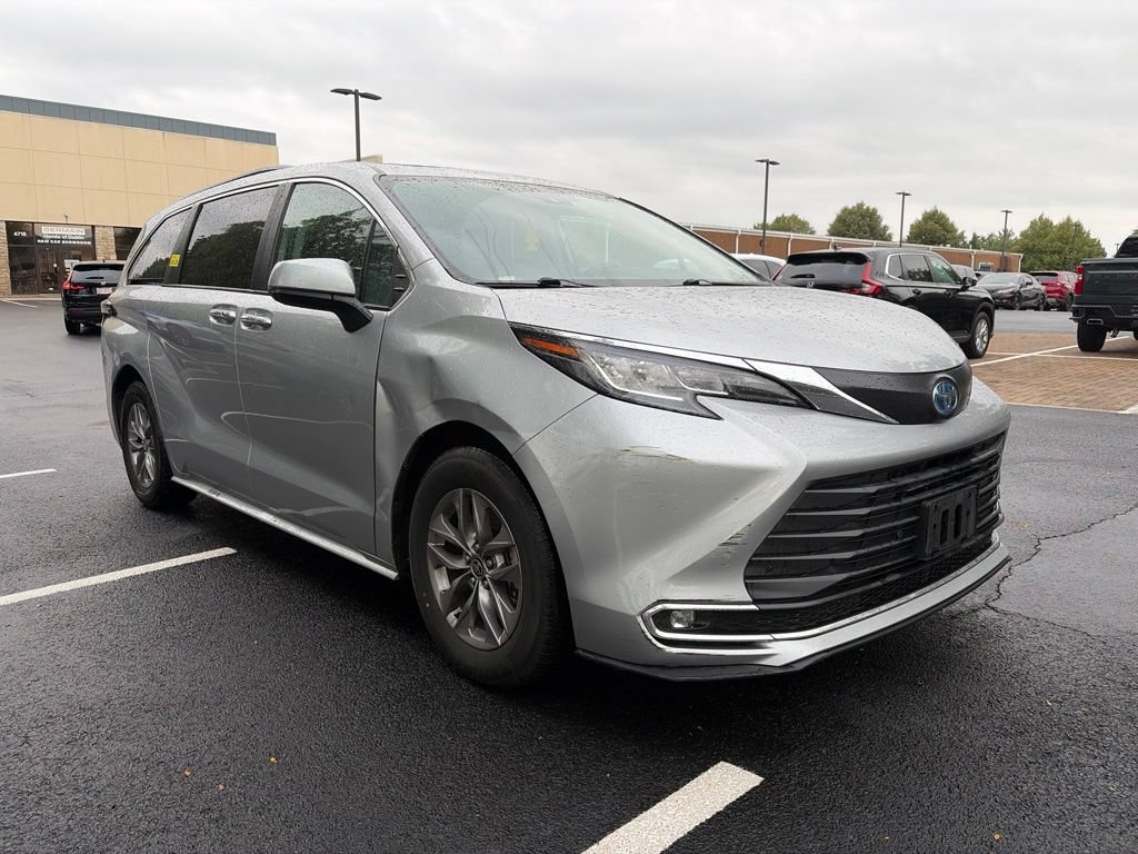 Used 2023 Toyota Sienna XLE FWD image 3