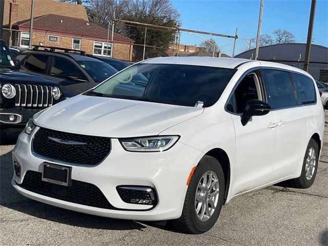 Used 2024 Chrysler Pacifica Touring-L image 1