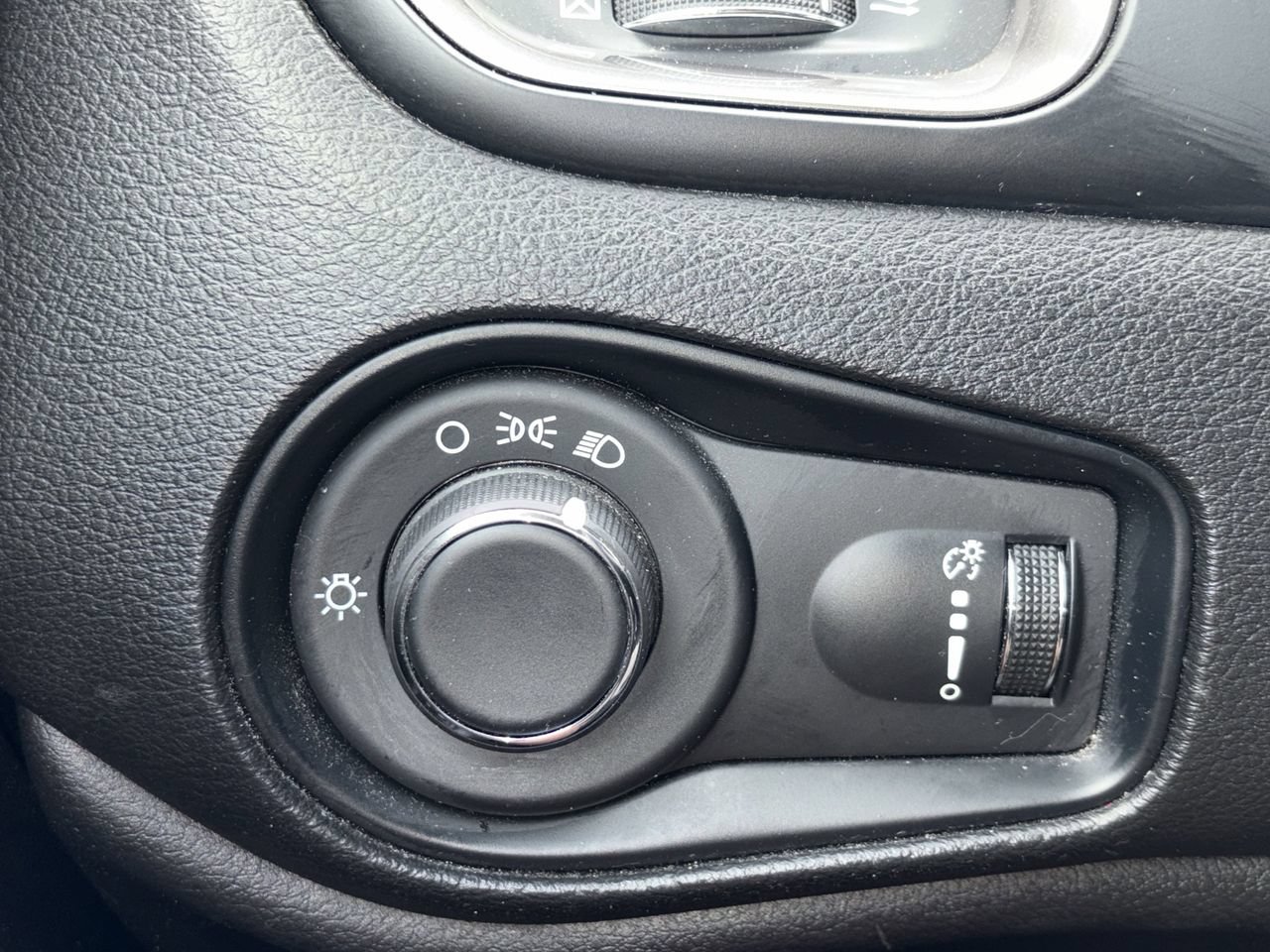 Used 2023 Jeep Renegade Latitude AWD/4WD image 17