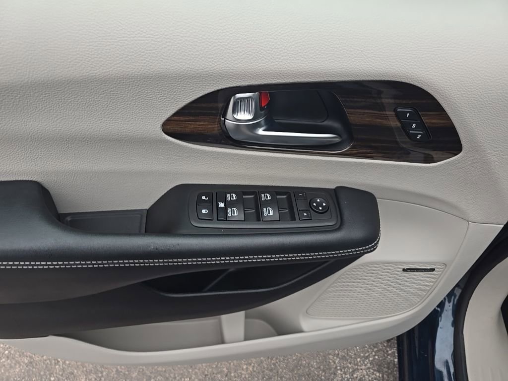 Used 2022 Chrysler Pacifica Limited image 12