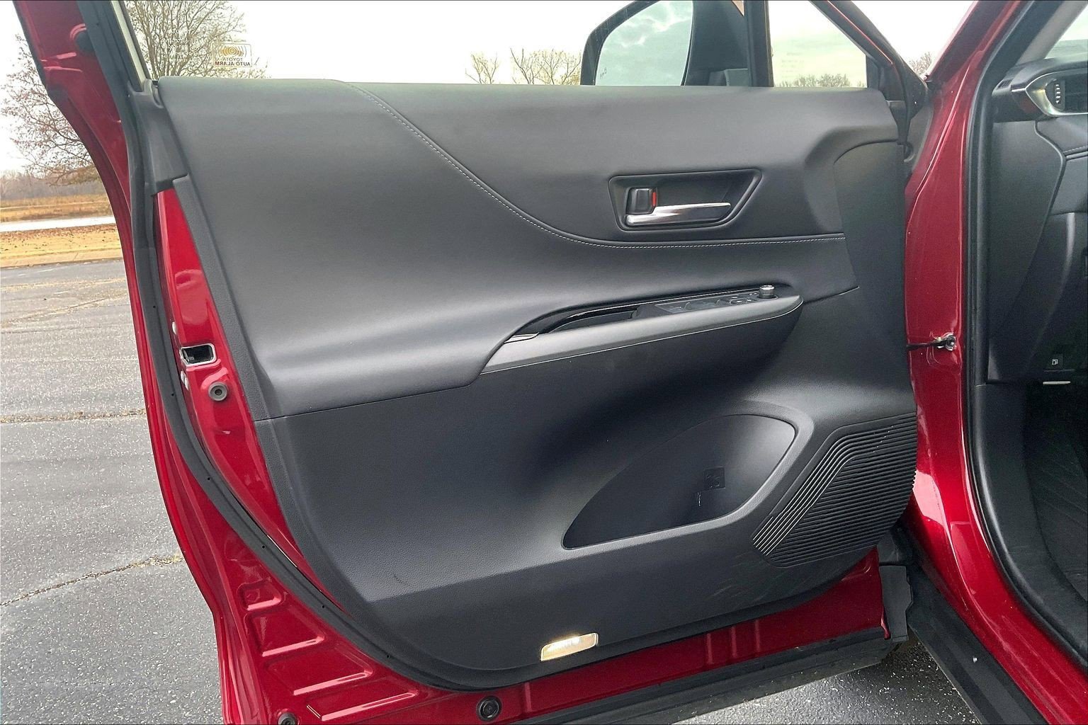 Used 2021 Toyota Venza LE image 18