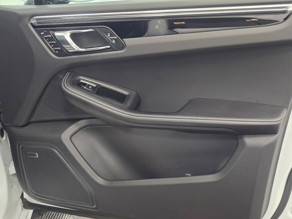 Certified 2025 Porsche Macan Turbo image 26