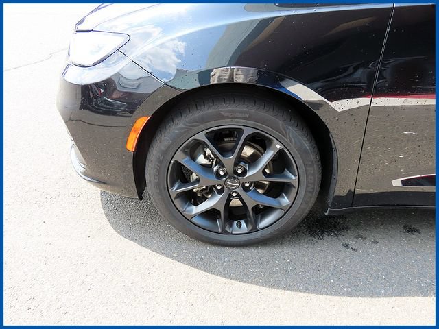 Used 2025 Chrysler Pacifica Limited FWD image 4