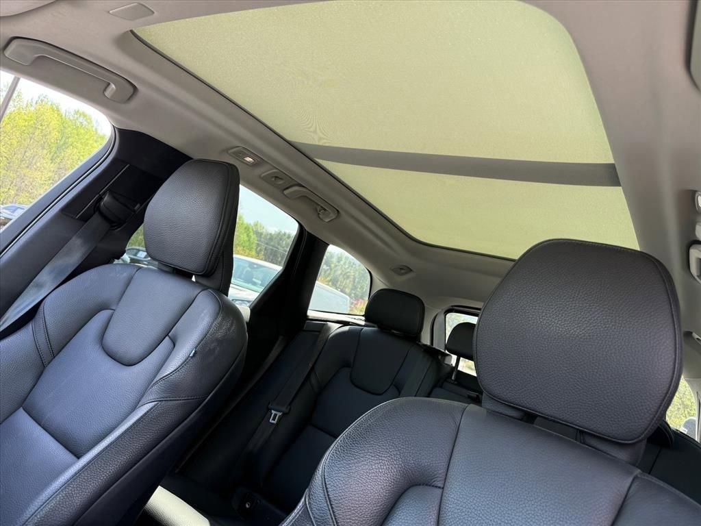 Used 2022 Volvo XC60 B5 Momentum image 16